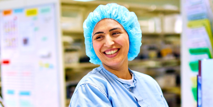 Yrkeskvinna som ler stort.